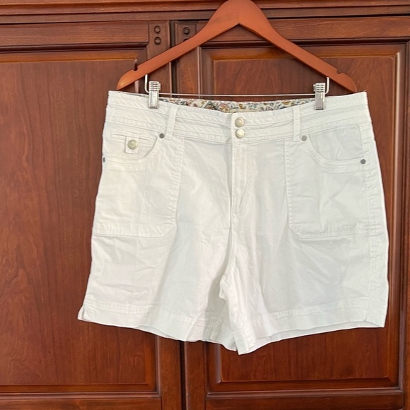 New white shorts - Picture 1 of 5